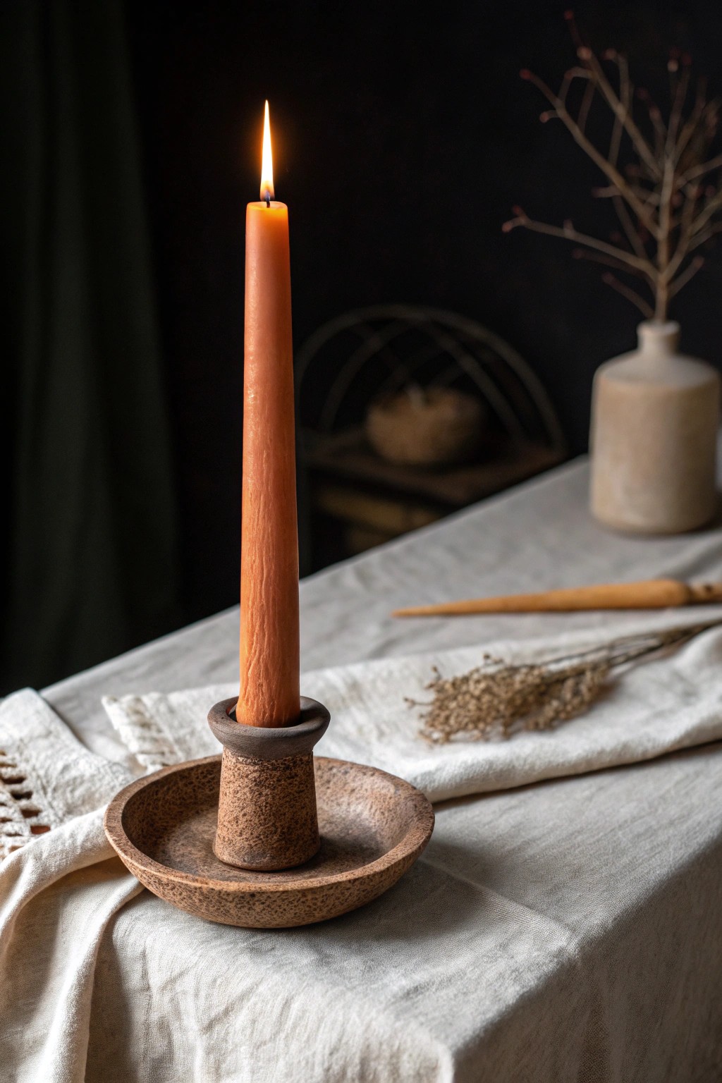 Moody candlelight in earthy tones: simple elegance for your Thanksgiving table.
