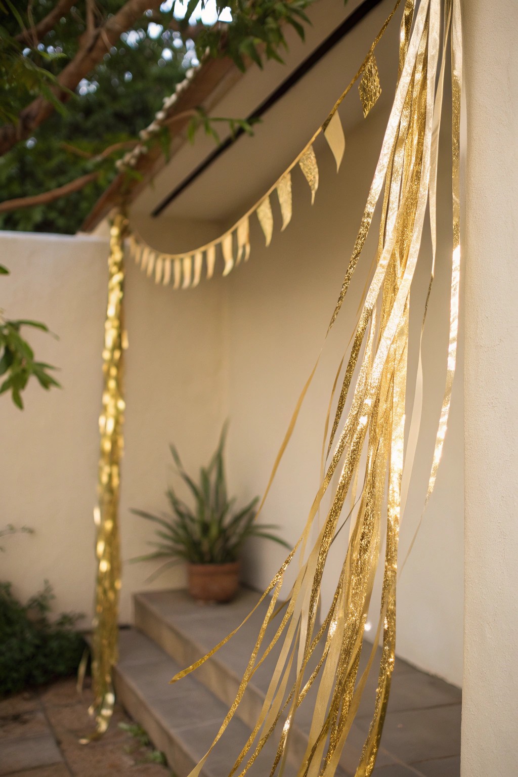Effortless glamour: metallic streamers as a stunning, simple backdrop.